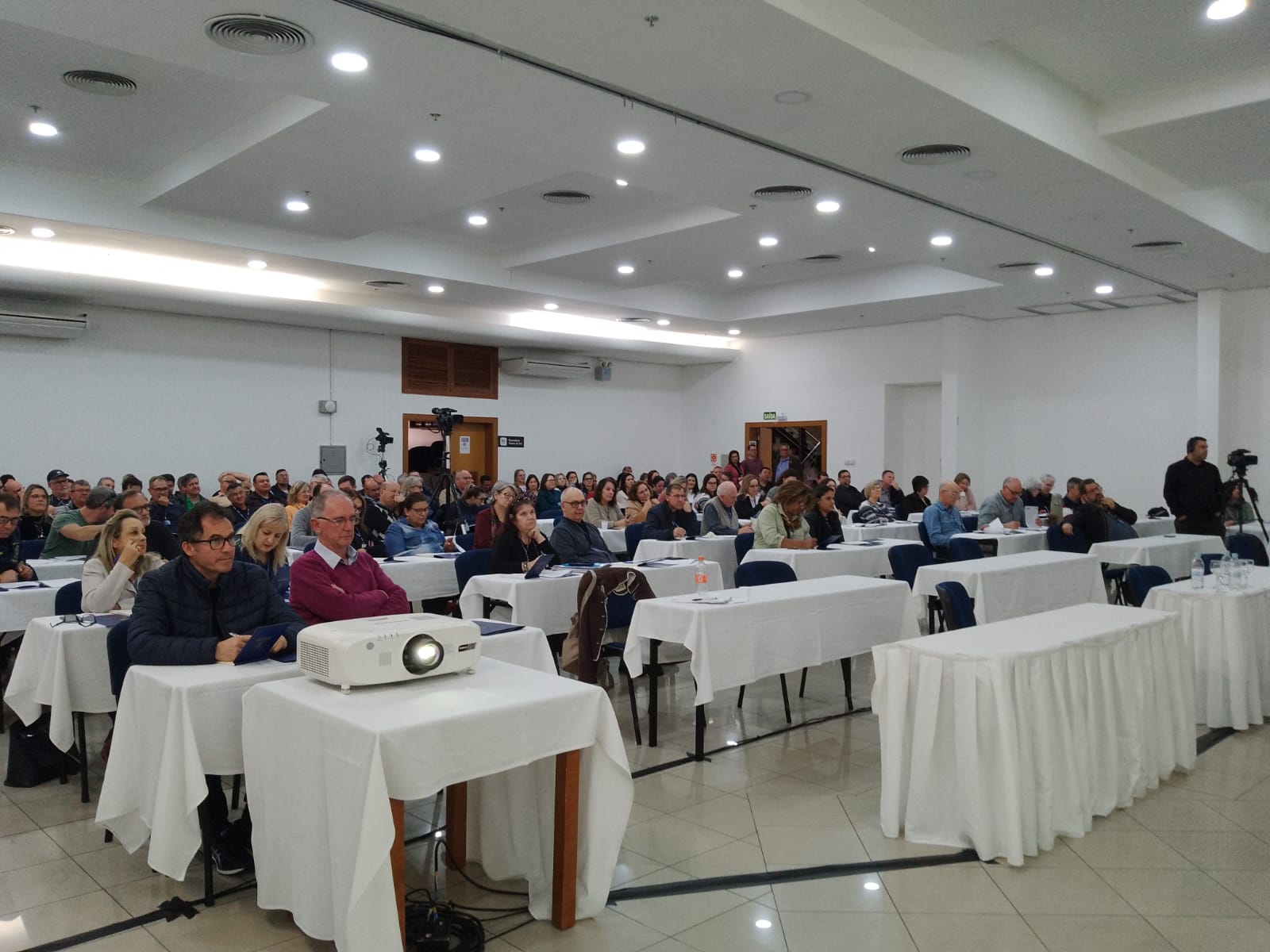 Funcionários administrativos e agentes fiscais reunidos